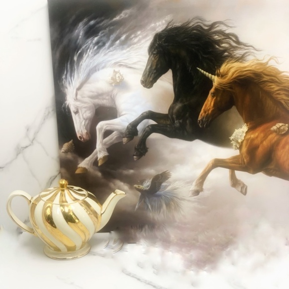 🏰🦄🐴🐴💛🤍Sadler - Gold and Cream Spiral Teapot.